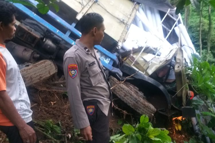 Kendaraan truk fuso alami rem blong masuk jurang di jalur Gumutir Rute Jember-Banyuwangi Senin (5/2/2024)