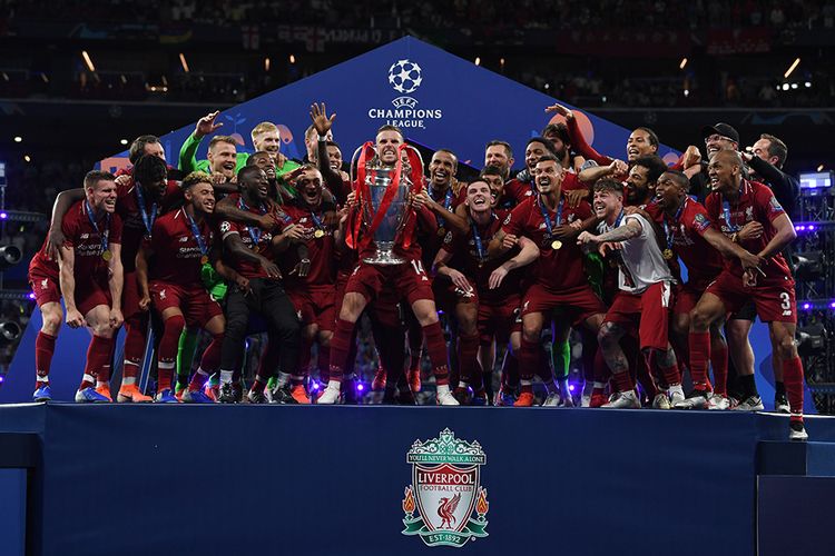 Pemain Liverpool Jordan Henderson (tengah) mengangkat trofi dikelilingi rekan setimnya usai melawan Tottenham Hotspur pada final Liga Champions 2019 di Stadion Wanda Metropolitano, Madrid, Sabtu (1/6/2019) atau Minggu dini hari. Liverpool menjadi juara Liga Champions 2018-2019 setelah mengalahkan Tottenham Hotspur 2-0.