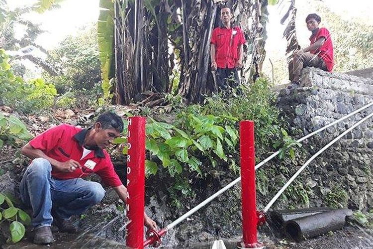 Pande Mangku Nyoman Merdana saat memasang pompa ciptaannya, Hidropande, di Kesiman, Denpasar, Selasa (11/6/2019).
