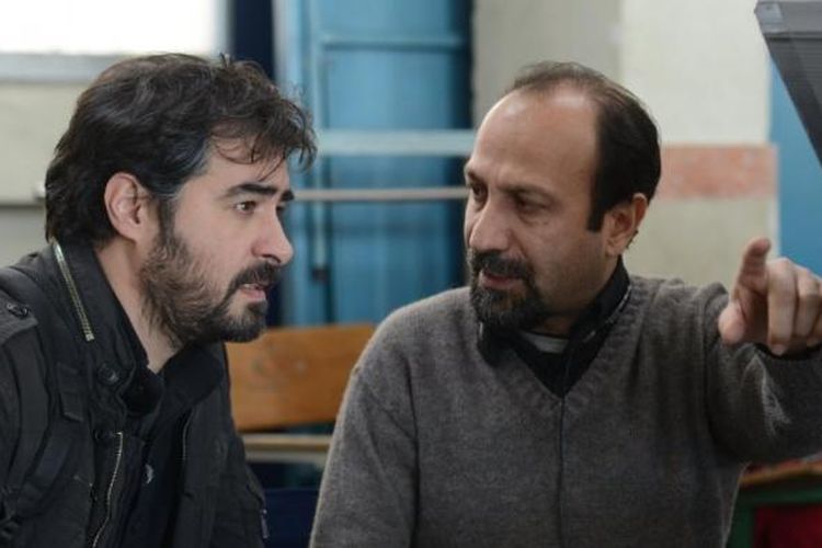 Sutradara Asghar Farhadi (kanan) berbicara dengan aktor Shahab Hosseini dalam shooting film Forushande atau The Salesman. Film ini masuk nominasi film berbahasa asing terbaik dalam Academy Awards (Oscar) 2017.