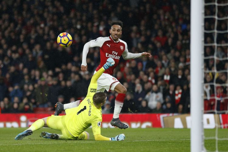 Pierre-Emerick Aubameyang mencetak satu gol ke gawang Jordan Pickford saat Arsenal menang telak 5-1 atas Everton pada pertandingan Premier League di Stadion Emirates, Sabtu (3/2/2018).