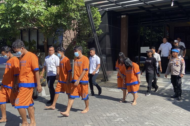 Tersangka sindikat judi online yang menjual data pribadi korban diamankan Polresta Sidoarjo, Senin (11/8/2025)