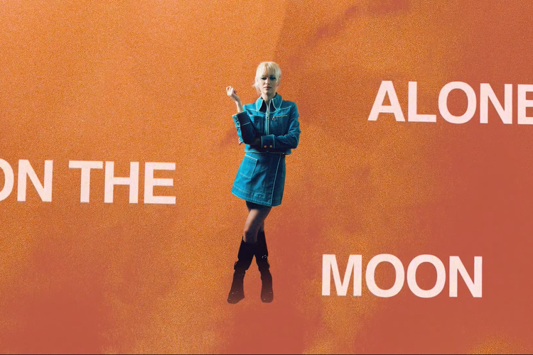 visualiser resmi lagu baru Alone on the Moon - JOY.