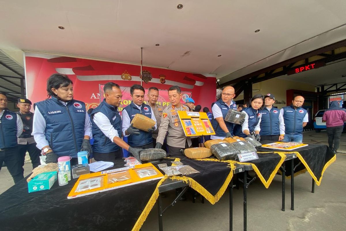 Kapolres Cimahi, AKBP Aldi Subartono bersama jajaran Satres Narkoba saat gelar perkara di Mapolres Cimahi, Senin (26/1/2024).