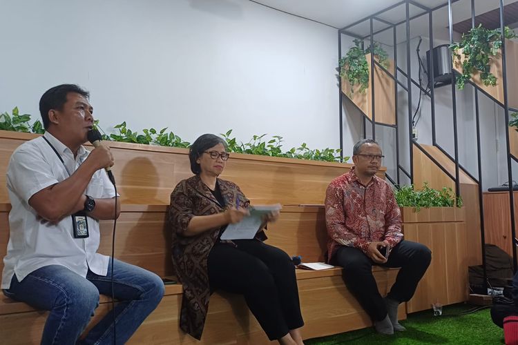 Plt Deputi Kesetaraan Gender KemenPPPA Indra Gunawan (kanan) bersama Ketua Panja Pemerintah untuk UU KIA Lenny Nurhayati di Gedung KemenPPPA, Rabu (12/6/2024).