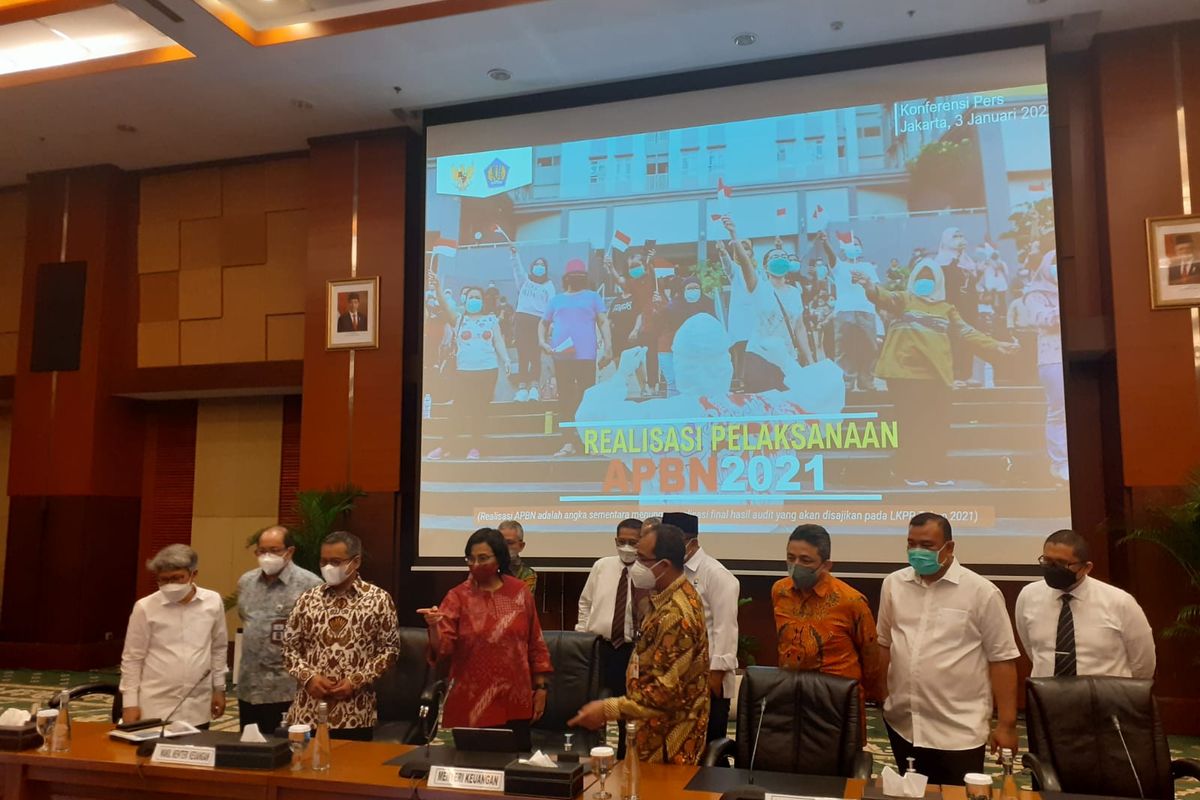 Menteri Keuangan Sri Mulyani Indrawati dan jajaran eselon I dalam konferensi pers realisasi APBN sepanjang tahun 2021 di Jakarta, Senin (3/1/2022).