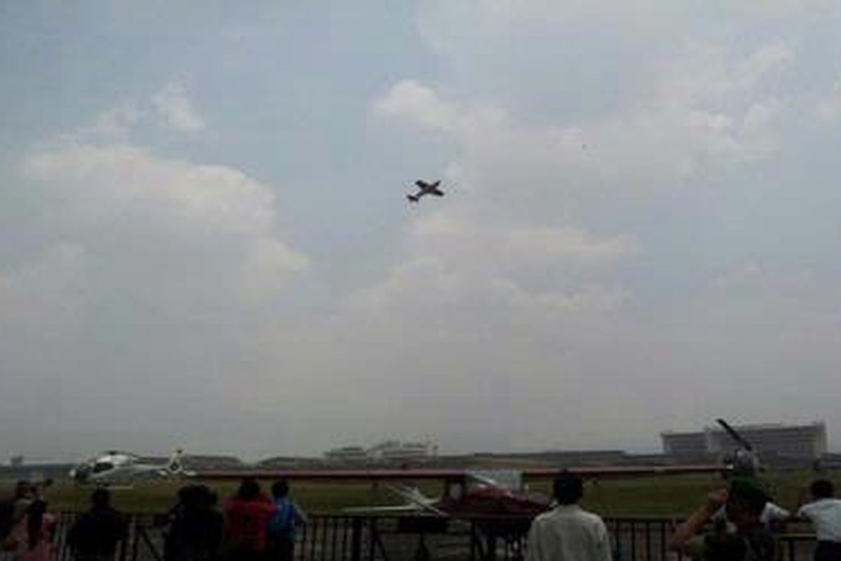 Penampilan akrobat udara dalam Bandung Air Show 2012