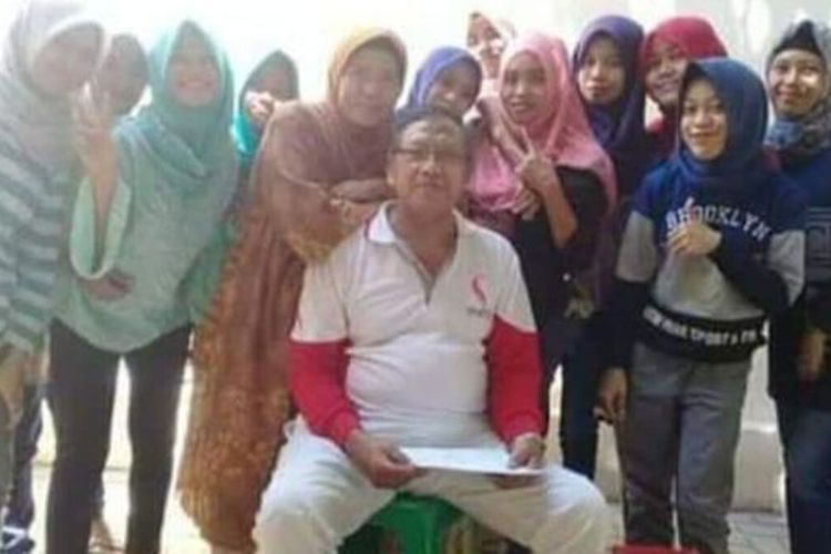 Foto : H Fathkan Sibyan dan Hj Ummi Munawaroh semasa hidupnya bersama karyawannya toko Konveksi Al Ihsan