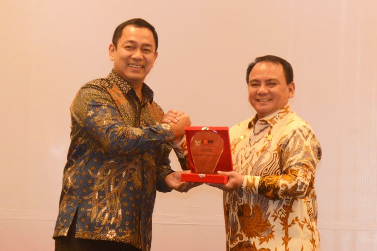 Sekretaris Jenderal Kemenkumham Andap Budhi Revianto menerima penghargaan atas prestasi Terbaik Kedua dalam Unit Kerja Pengadaan Barang/Jasa (UKPBJ) Proaktif tahun 2023 dari Lembaga Kebijakan Pengadaan Barang/Jasa Pemerintah (LKPP) dalam kegiatan Rapat Koordinasi UKPBJ yang diselenggarakan LKPP di Hotel The Westin Jakarta, Rabu (24/05/2023).