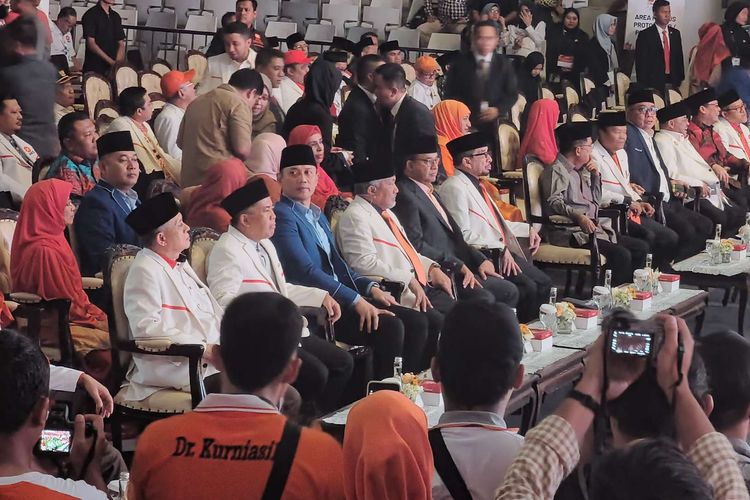 Ketua Umum Partai Demokrat Agus Harimurti Yudhoyono (AHY) duduk berjejer bersama Presiden PKS Ahmad Syaikhu dan Bacapres KPP Anies Baswedan di peringkat Hut Ke21 PKS di Istora Senayan, Sabtu (20/5/2023). 