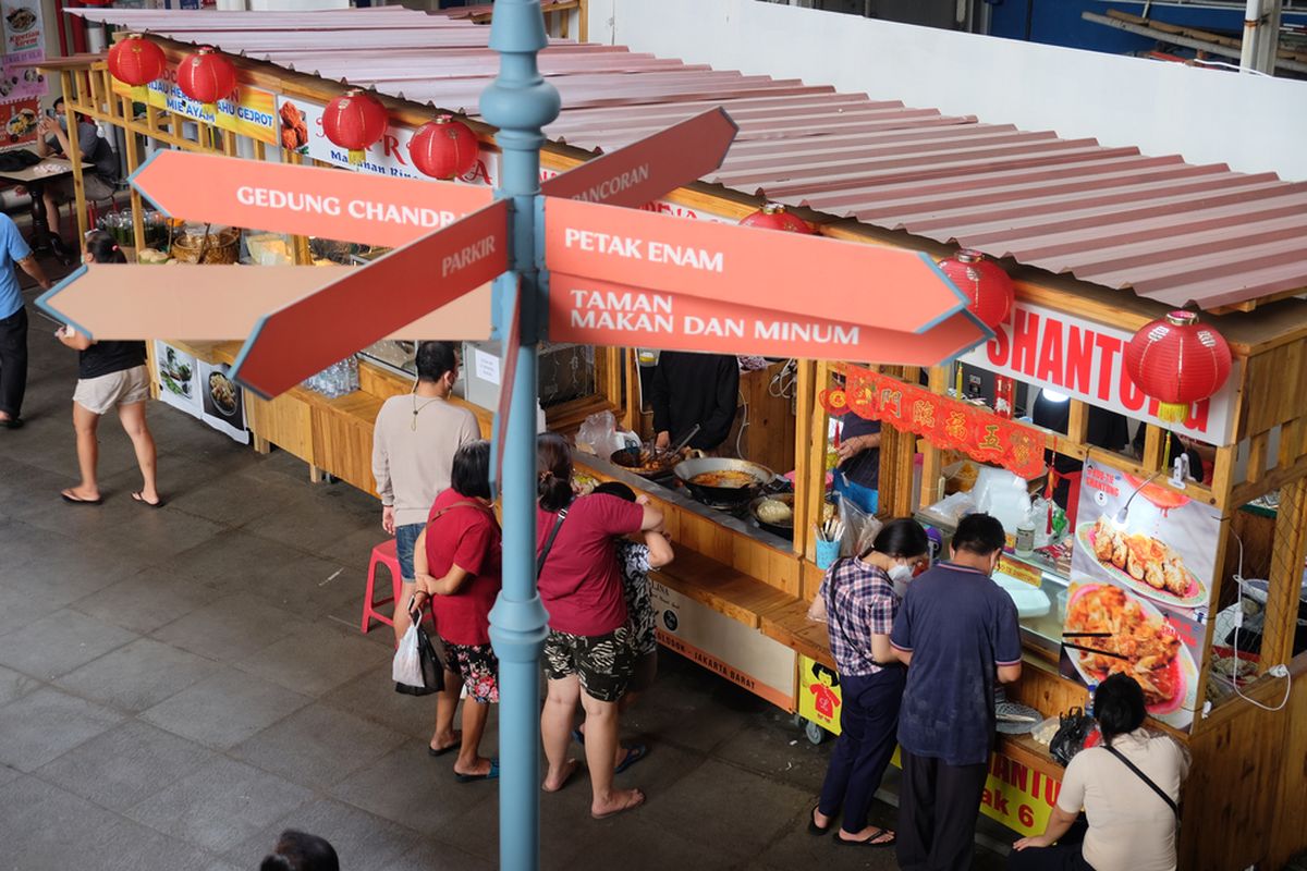 An image of street vendors selling various Chinese food in China Town, Jakarta.