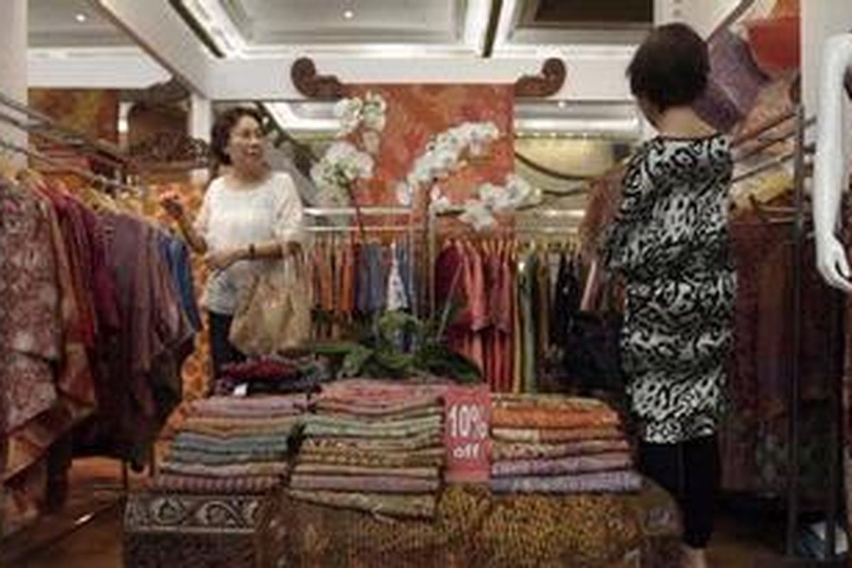 Pengunjung melihat produk batik dalam acara World Batik Summit (WBS) 2011 di Jakarta Convention Center, Senayan, Jakarta Pusat, Rabu (28/9/2011).    