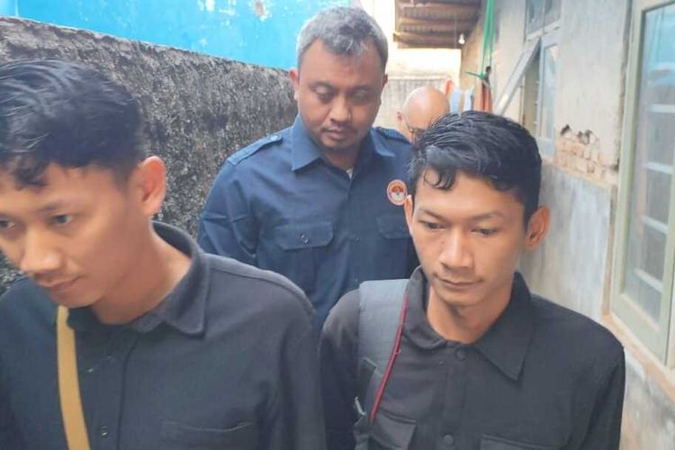 Saka Tatal didampingi Jaka Putra, kakak Saka, dan Tim LPSK keluar rumah untuk berangkat menuju Bareskrim Mabes Polri menemui panggilan pemeriksaan, Selasa (13/8/2024) pagi.
