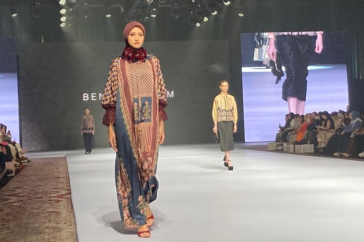 Koleksi dari brand Benang Jarum dalam Indonesia Fashion Aesthetic (IFA) 2026 di Ballroom The Ritz-Carlton Hotel, Pacific Place, Jakarta, Selasa (10/2/2026).