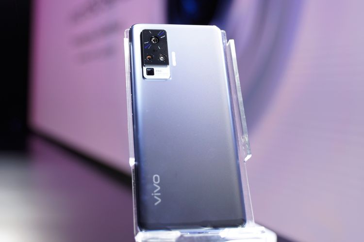 Tampilan belakang Vivo X50 series.