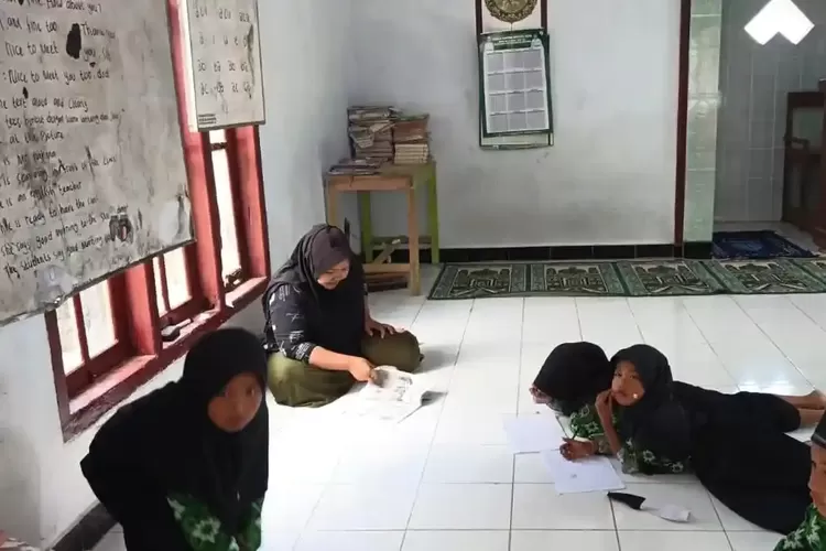 Bangunan Lapuk dan Terancam Ambruk, Siswa MI di Probolinggo Hampir Setahun Belajar di Masjid