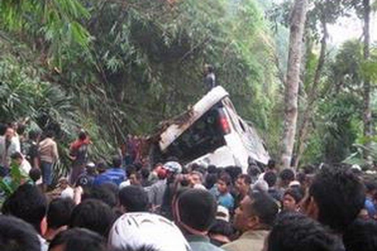 Ratusan warga memadati lokasi terjatuhnya bus Patas Kramat Jati di Kampung Pangkalan Malangbong Garut, Senin (26/1).