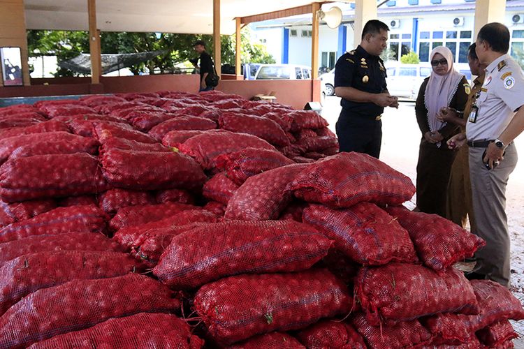 Kantor Wilayah Bea Cukai Aceh menghibahkan 20 ton bawang merah hasil sitaan seludupan dari Penang Malaysia kepada Pemerintah Kota Banda Aceh, Aceh Besar dan Kota Sabang. Selasa (2/4/2019).