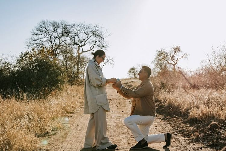 Lamaran Darma Mangkuluhur dan DJ Patricia di savana Afrika tak hanya romantis, tapi juga stylish. Intip 7 inspirasi gaya safari chic mereka di sini.