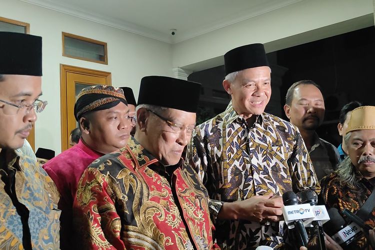Bakal calon presiden (bacapres) PDI-P Ganjar Pranowo saat bertemu mantan Ketum PBNU Said Aqil Siradj di Ponpes Luhur Al-Tsaqafah, Jagakarsa, Jakarta Selatan, Kamis (5/10/2023).