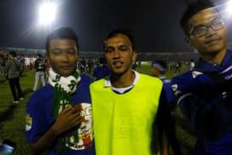 Gelandang Persib Bandung Rachmad Hidayat saat diserbu bobotoh usai pertandingan Persib kontra Bali United di Stadion Siliwangi, Jalan Lombok, Sabtu (13/2/2016)