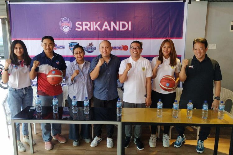 Ketua Koordinator Srikandi Cup Dedy Setiawan (keempat dari kiri arah pembaca) saat  jumpa pers di GMC Arena Basketball, Cirebon,  Minggu sore (2/2/2020).  
