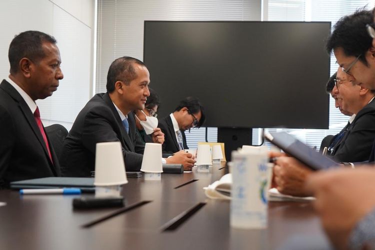 Menteri Transmigrasi (Mentrans) M. Iftitah Sulaiman Suryanagara saat bertemu dengan kelompok-kelompok investor Jepang pada hari terakhir kunjungan di Jepang, tepatnya di Osaka, Selasa (30/9/2025).