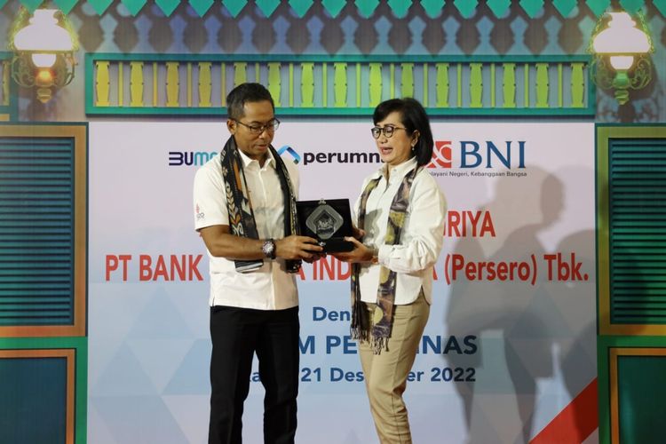 Direktur Network & Services BNI Ronny Venir dan Direktur Pemasaran Perumnas Tambok Setyawati dalam akad KPR bersama BNI-Perumnas di Gedoeng BNI Jakarta Kota, Rabu (21/12/2022).