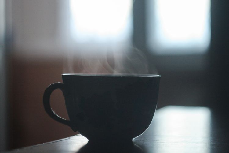 Teh dan kopi mengandung terlalu banyak kafein. Asupan ini perlu dihindari pemilik Hb rendah karena bisa menghambat penyerapan zat besi. 