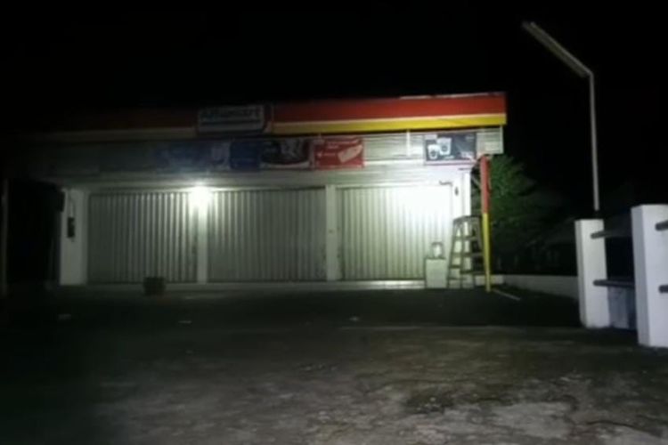 Sebuah Alfamart di Kecamatan Gambut, Kabupaten Banjar, Kalsel miring dan dikhawatirkan ambruk, Senin (9/5/2022). 