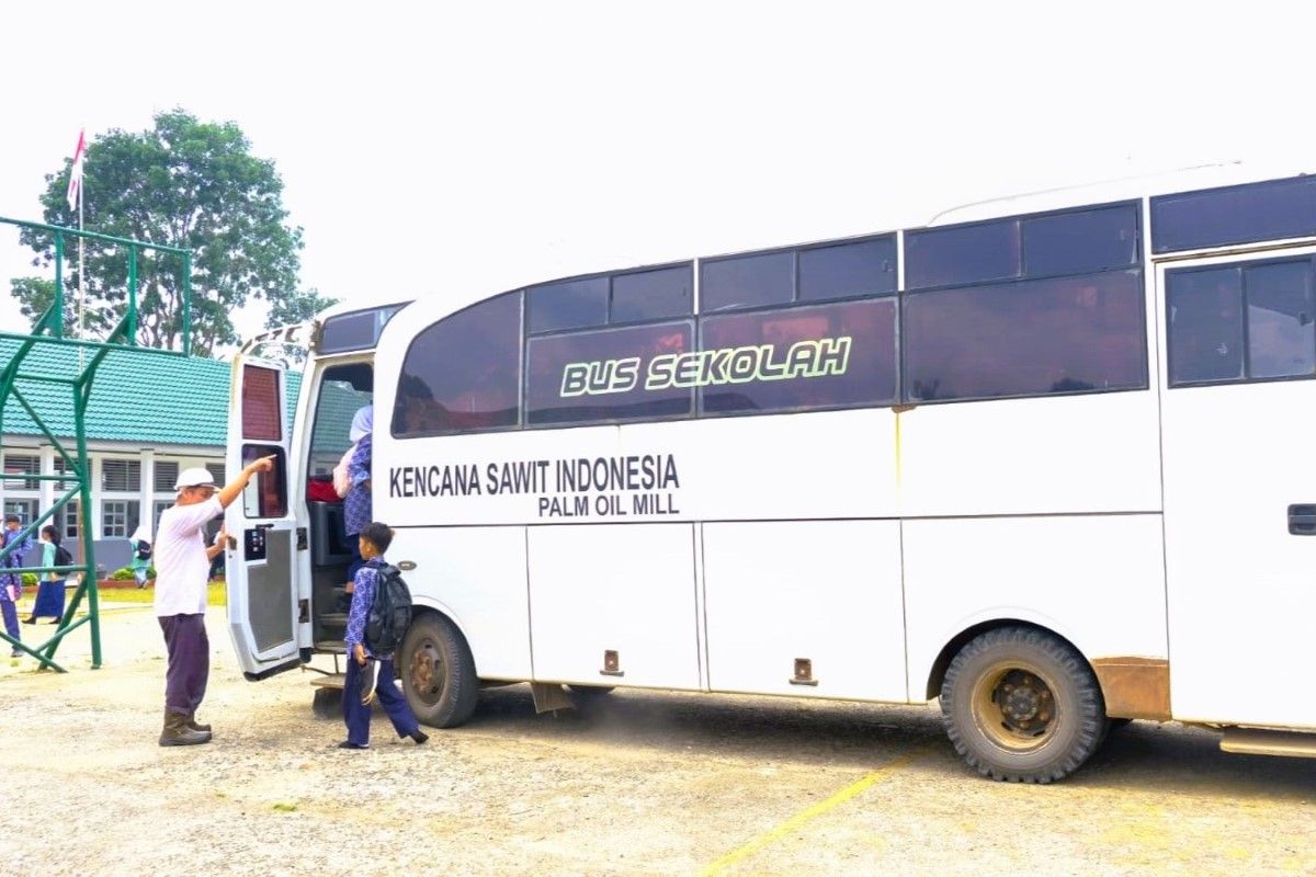 Bus jemputan sekolah yang disediakan oleh PT KSI untuk menunjang mobilitas para siswa SD YPTSS dari dan ke sekolah setiap hari
