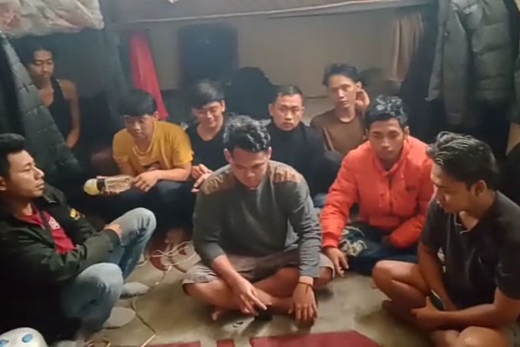 Tangkapan layar dari video 11 warga Lampung yang terkatung-katung di Turki. Sebelas orang buruh migran ini diduga ditipu oleh penyalur ilegal.