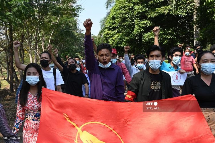 Para mahasiwa menggelar aksi protes menentang kudeta militer di Universitas Dagon di Yangon, Myanmar, pada Jumat (5/1/2021). 