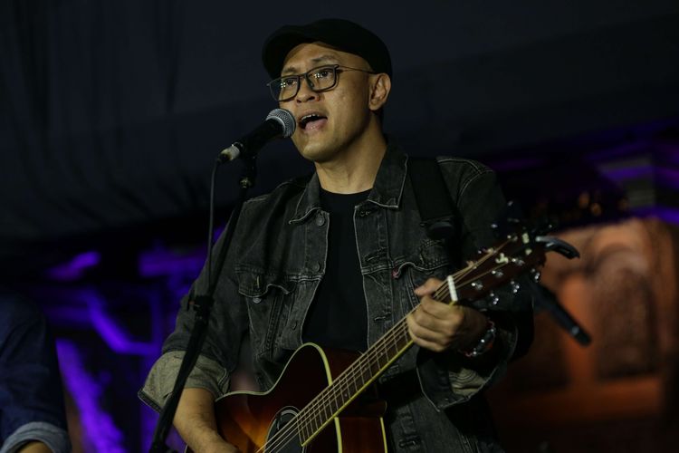 Gitaris Andra Ramadhan tampil dalam acara Gitaris Untuk Negeri: Donasi Gempa Cianjur di Bentara Budaya Jakarta, Rabu (7/12/2022). Sebanyak 59 musisi menyajikan musik kolaborasi di atas panggung konser amal untuk korban gempa Cianjur secara sukarela.