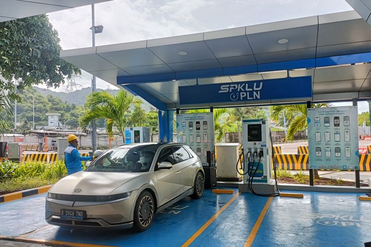 SPKLI di dermaga eksekutif Pelabuhan Merak, Kota Cilegon, Banten menjadi lokasi penting bagi pengguna kendaraan listrik yang akan melakukan perjalanan libur Nataru antar pulau. Senin (15/12/2025).