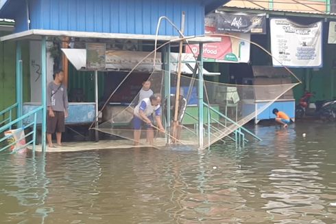 Banjir Terjang Kaligawe Semarang, Bapak-bapak Malah Asyik Berburu Ikan