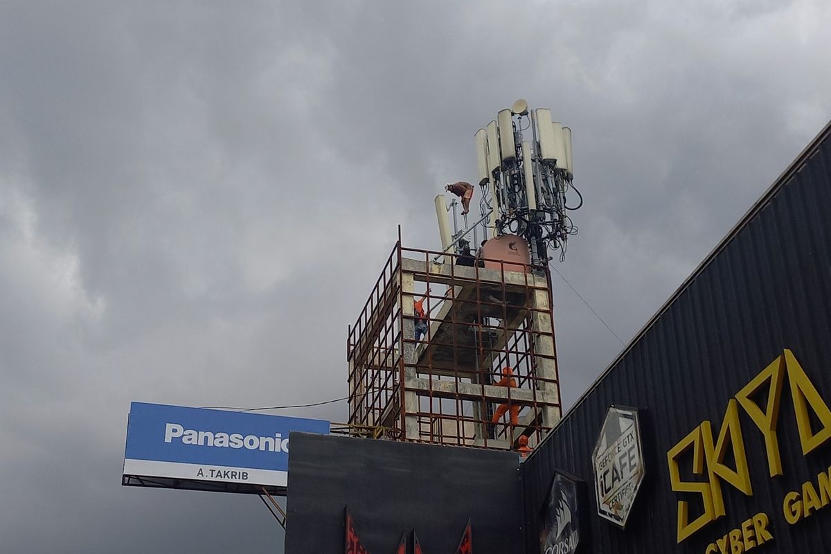 A saat naik ke tower setinggi 20 meter. Foto ke 2 Kapolsek Gondomanan AKBP Abdul Jalil, Senin (14/3/2022)