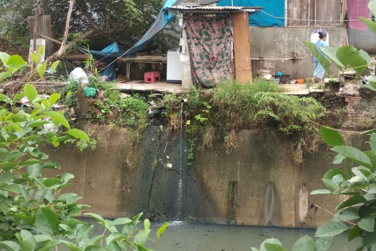 Kali di samping Taman Piknik, Cipinang Melayu yang berbau limbah sampah rumah tangga, Senin (14/1/2019)