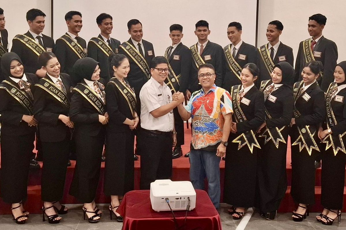 Kepala Dinas Kominfo Kota Batam Rudi Panjaitan memberikan pembekalan kepada finalis Duta Wisata Encik dan Puan Batam 2026 di Ayola Signature Ocarina Batam, Rabu (6/5/2026).