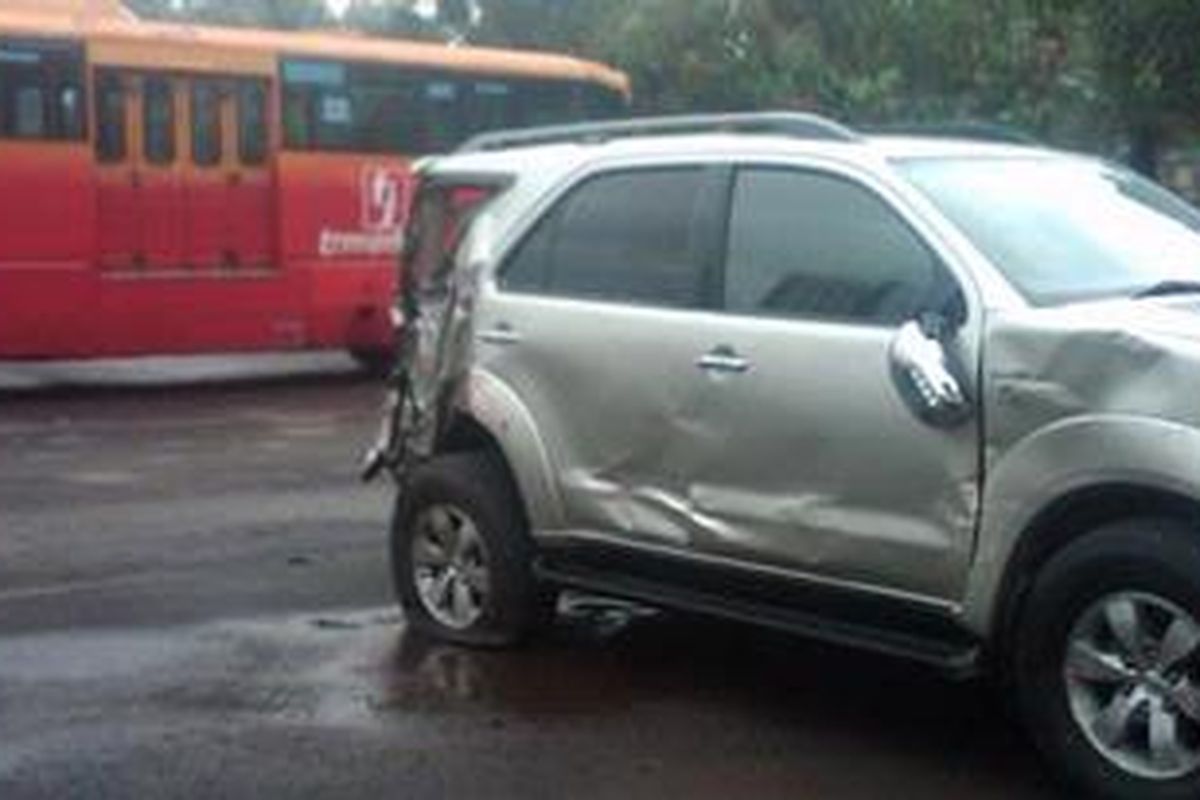Bus Transjakarta dan Toyota Fortuner yang telah diamankan di halaman Satlantas Polda Metro Jaya, Jumat (28/12/12)