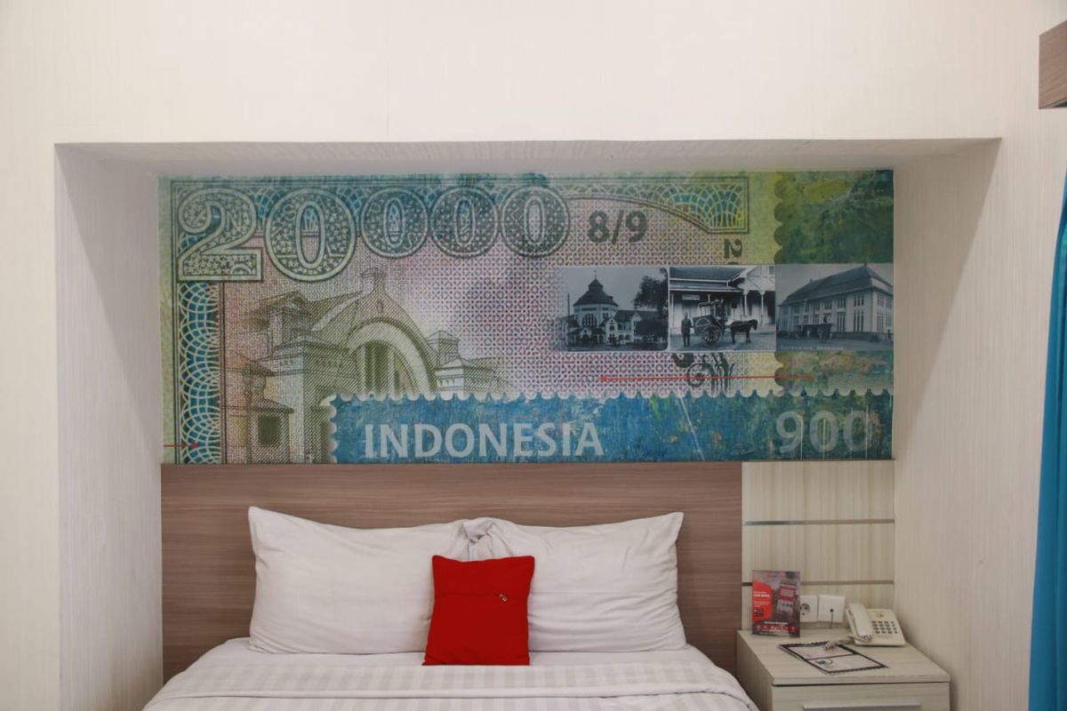 Kamar di Hotel Phila Poin di Cihampelas, Bandung, bertemakan prangko.
