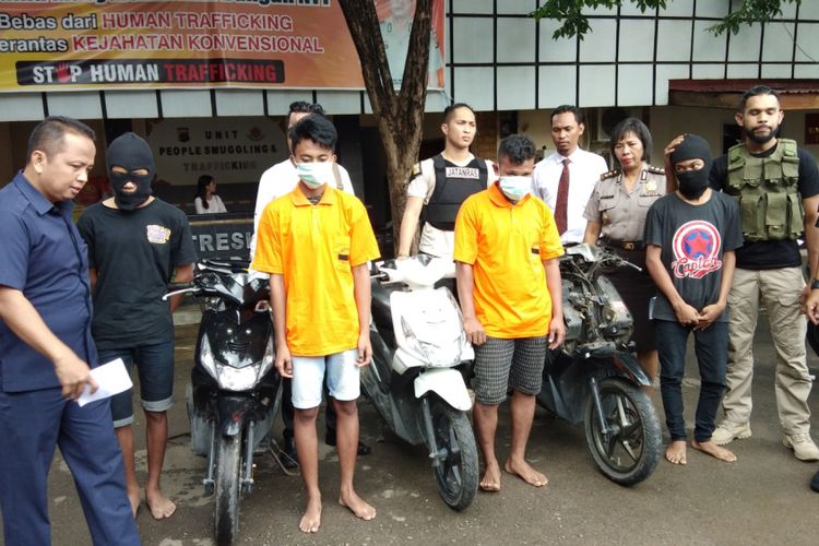 Para pemuda yang terlibat pencurian kendaraan bermotor di Kota Kupang, saat diamankan bersama sepeda motor hasil curian, Selasa (30/1/2018).