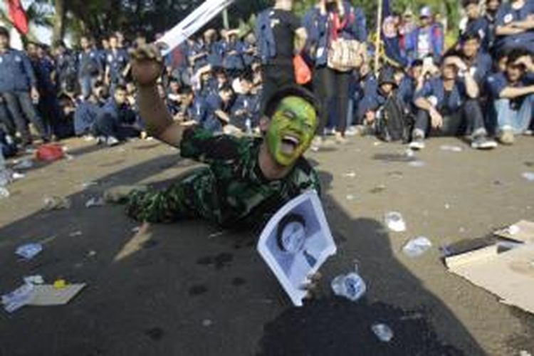 Mahasiswa Universitas Trisakti melakukan aksi teatrikal saat berdemonstrasi di depan Istana Kepresidenan, Jakarta, Selasa (12/5/2015). Aksi ini untuk memperingati 17 tahun tragedi Trisakti pada 12 Mei 1998 yang menelan korban empat orang mahasiswa Trisakti saat memperjuangkan reformasi.