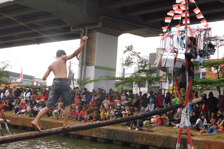 “Yang Penting Kita Senang”, Cerita Panjat Pinang di Kalimalang Penuh Tawa