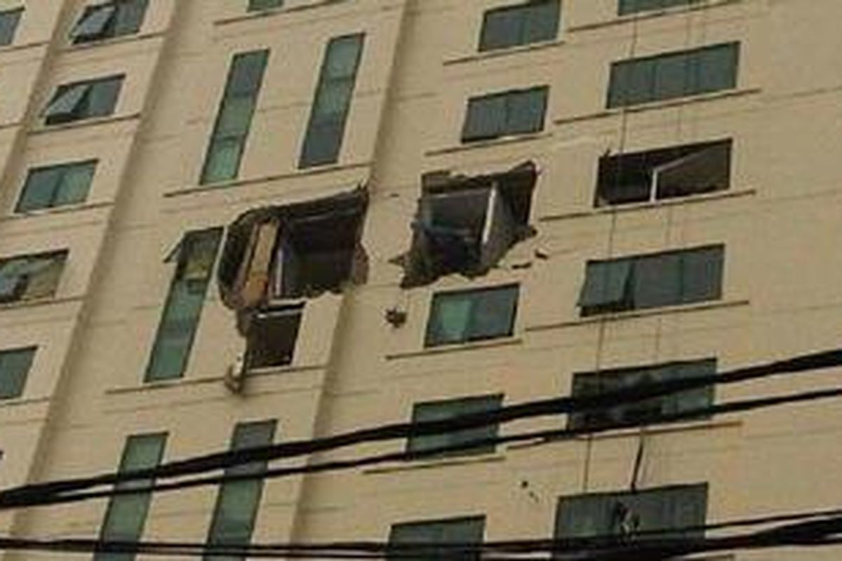 Dinding Apartemen River Side Muara Karang, Jakarta Utara, jebol akibat ledakan gas, Kamis (27/5/2010).