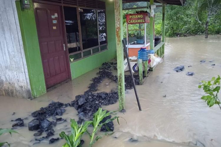 Ceceran batubara yang menumpuk di rumah warga kala banjir merendam rumah mereka di kawasan Muang Dalam, Lempake Samarinda, Kalimantan Timur, Jumat (03/09/2021).