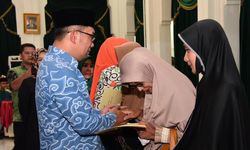 Wafat Ketika Tugas, Pemprov Jabar Santuni 49 Keluarga Petugas Pemilu Rp 50 Juta