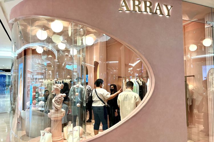 Tampilan luar store offline pertama ARRAY yang mengangkat nuansa pink dan bertema aquarium 