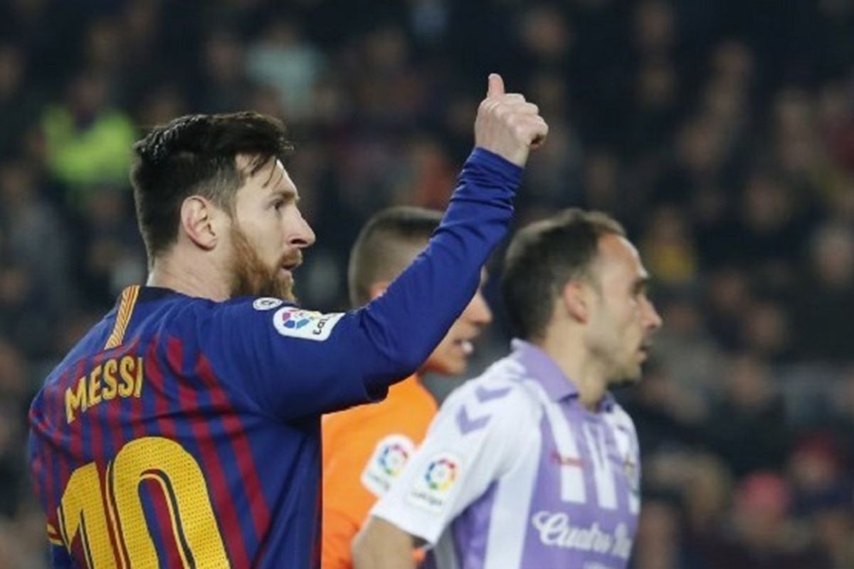 Lionel Messi membalas dukungan penonton di Stadion Camp Nou seusai dia mencetak gol pada pertandingan Barcelona vs Real Valladolid dalam lanjutan La Liga Spanyol, 16 Februari 2019. 