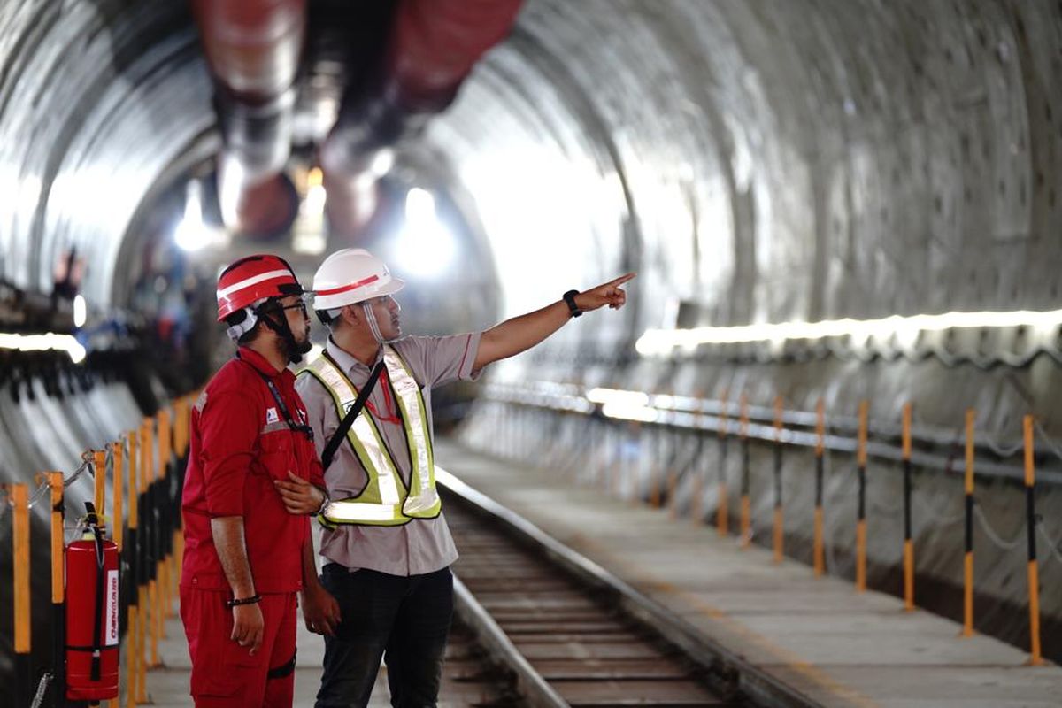 PT Kereta Cepat Indonesia China (KCIC) membuka kesempatan kerja bagi 2.400 orang untuk bergabung mendukung operasionalsiasi Kereta Cepat Jakarta Bandung (KCJB) pada 2021.